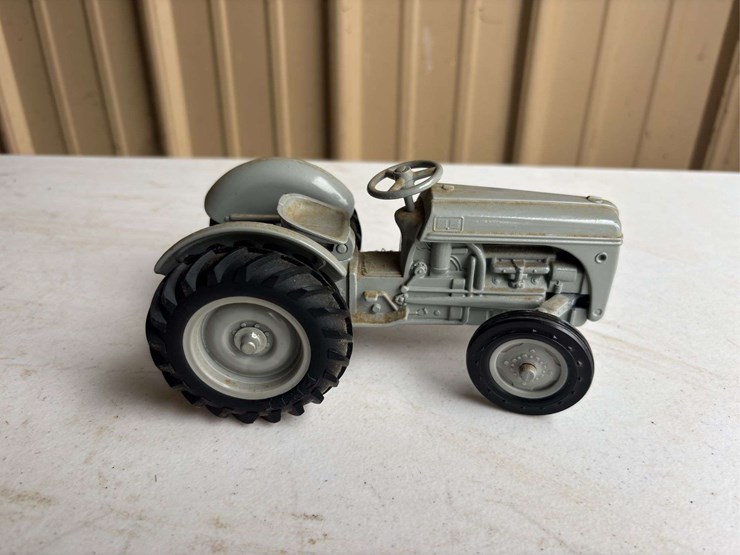 (2)-1/16-ford-9n-tractors-ertl-image-2