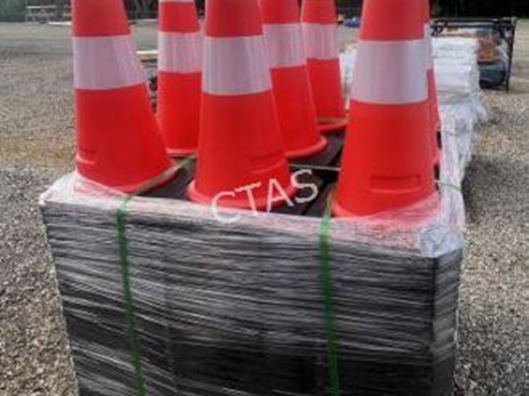 #106-•-(250)-traffic-cones-image-4
