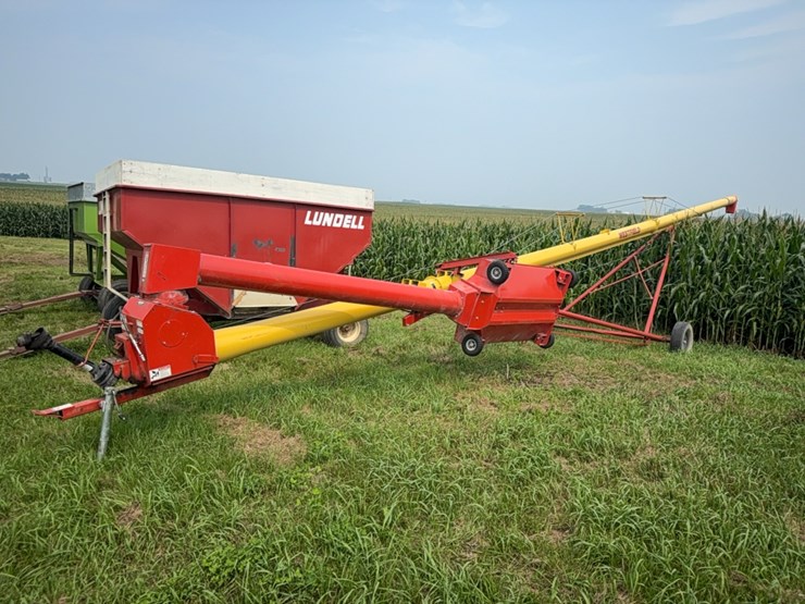 westfield-mk100-61-pto-auger-w/-hyd-lift,-swing-hopper,-10”-x-61’-image-2