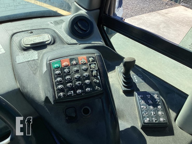 2015-deere-250d-ii-image-12