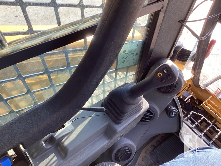 2020-caterpillar-279d3-image-15