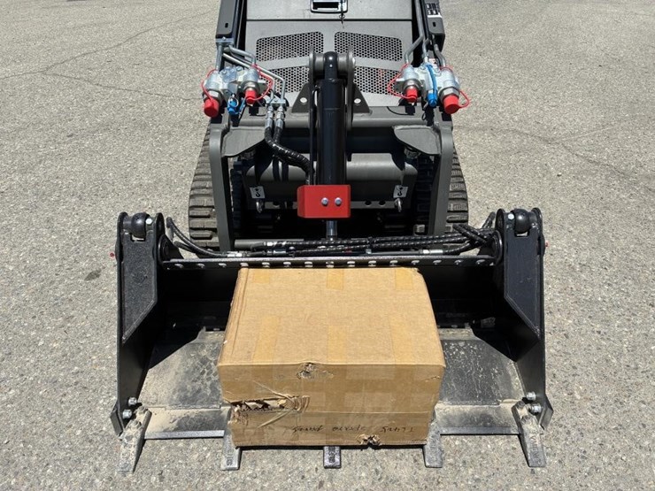 2025-stag-tl-430-skid-steer-track-loader-image-7