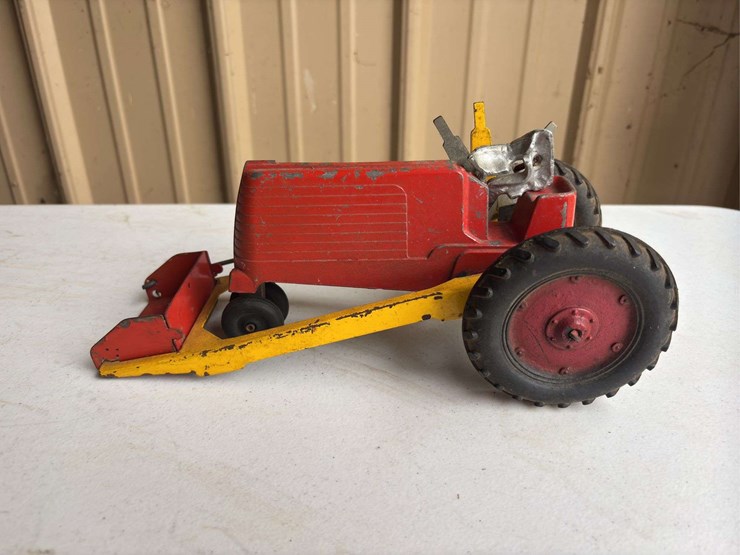 (2)-1/16-oliver-70-and-one-row-corn-picker-image-3