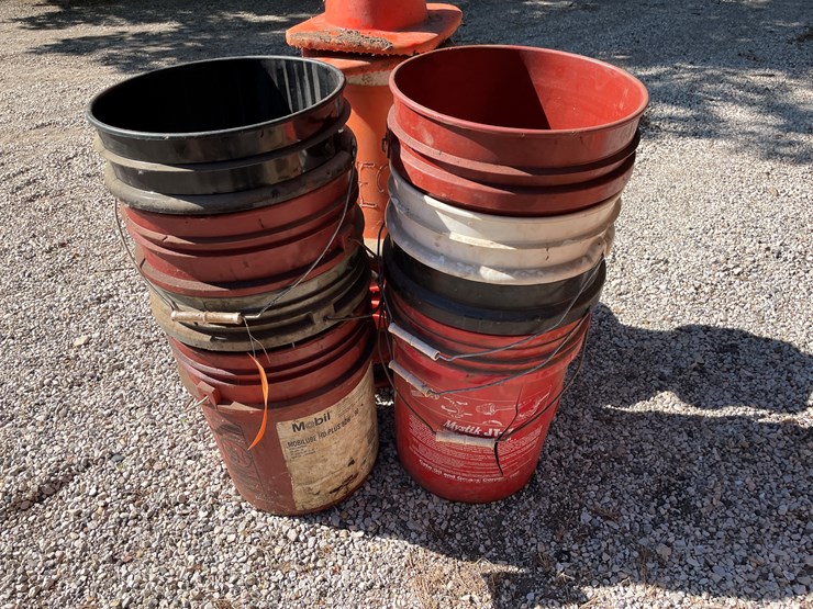 #1681-•-(8)-plastic-pails-and-cunes-image-2