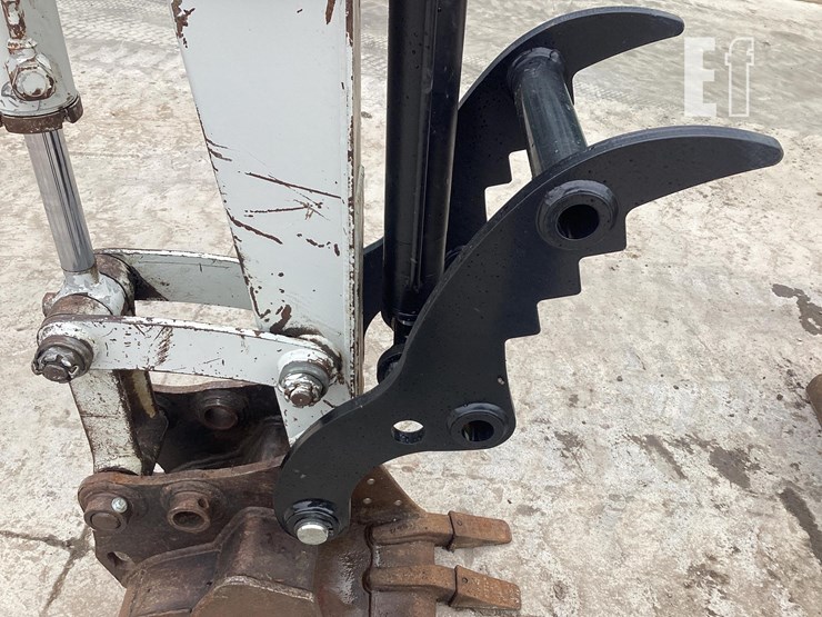 2018-takeuchi-tb240-image-11