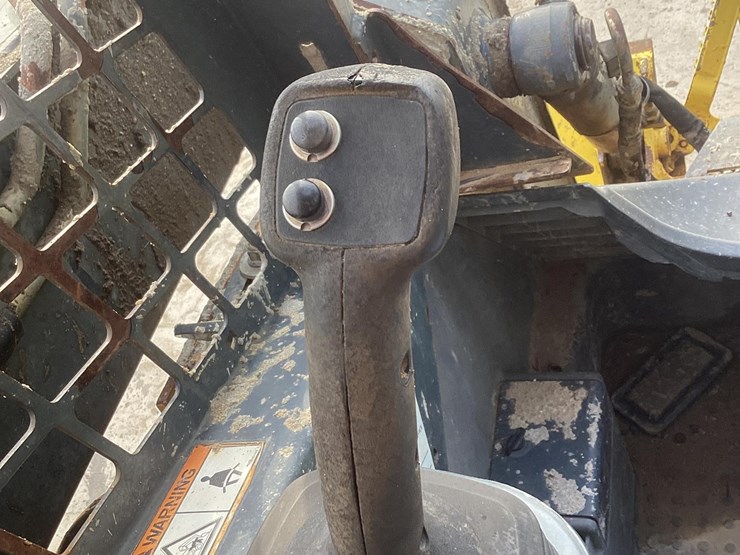 2010-deere-323d-image-15