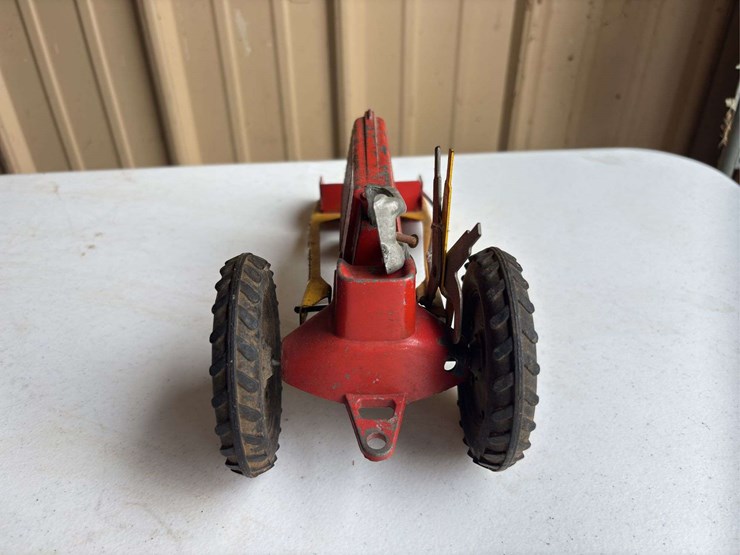 (2)-1/16-oliver-70-and-one-row-corn-picker-image-5