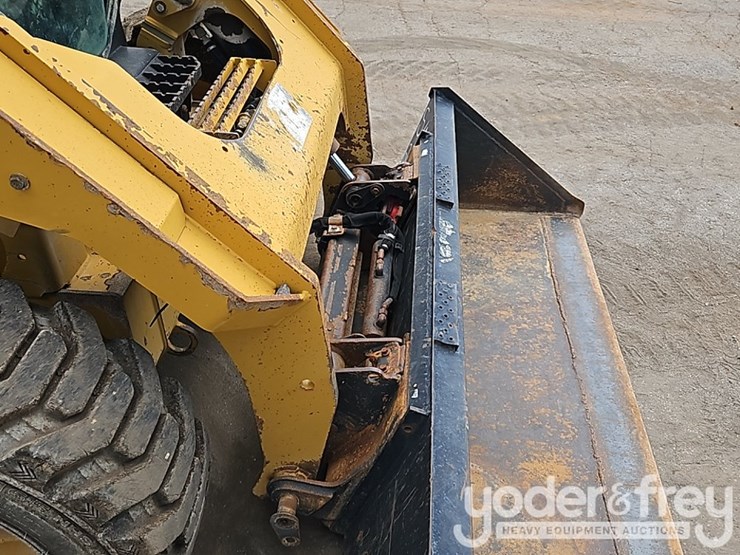 2018-caterpillar-262d-image-10