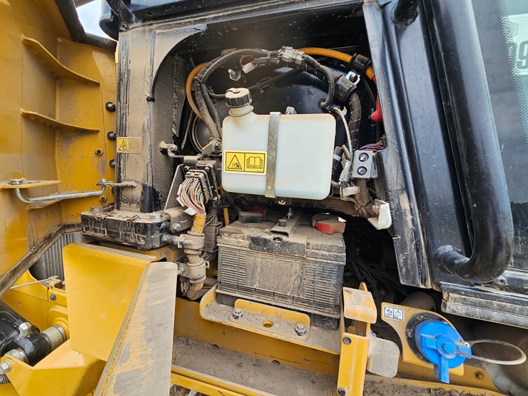2023-caterpillar-953-image-43