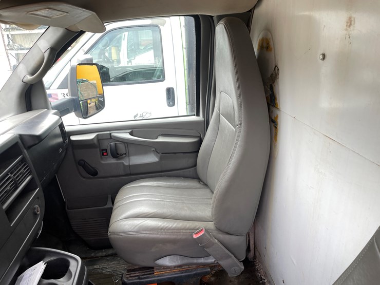 #9857-•-2010-gmc-box-truck-(has-wi-title)-image-33