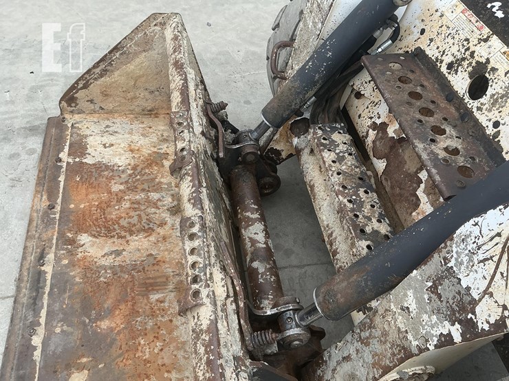 2006-bobcat-s220-image-10
