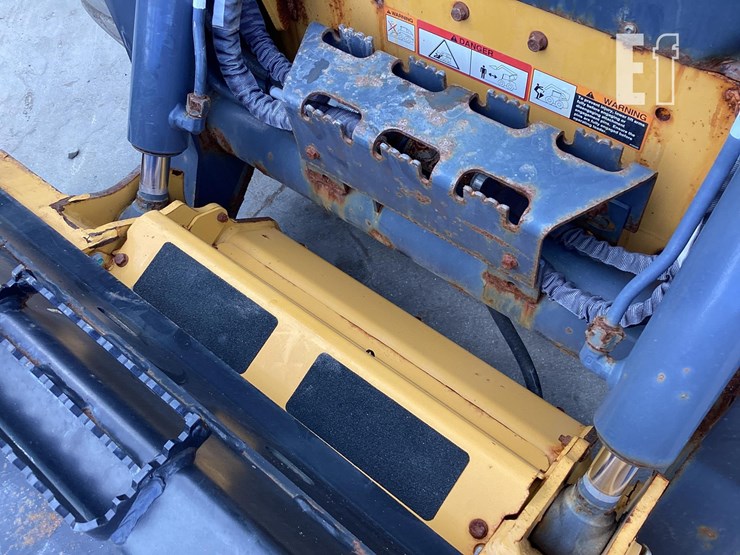 2022-deere-320g-image-10