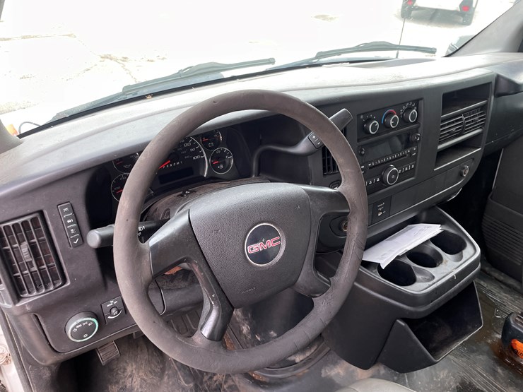 #9857-•-2010-gmc-box-truck-(has-wi-title)-image-30
