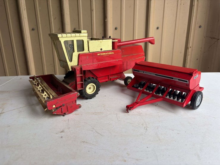 (2)-1/20-international-harvester-915-combine-and-1/16-5100-grain-drill-ertl-image-1