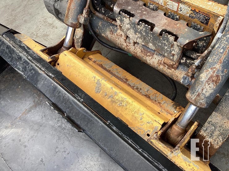 2015-deere-323e-image-10