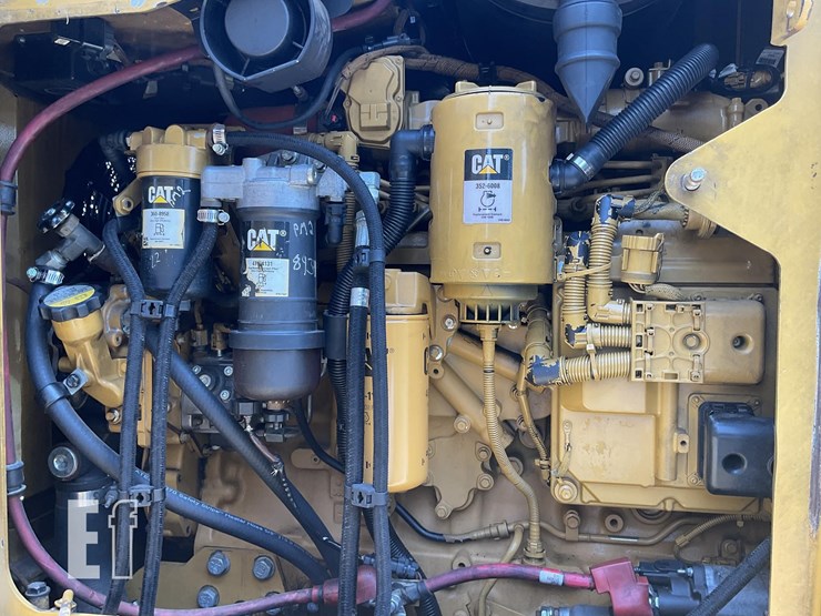 2015-caterpillar-573c-image-10