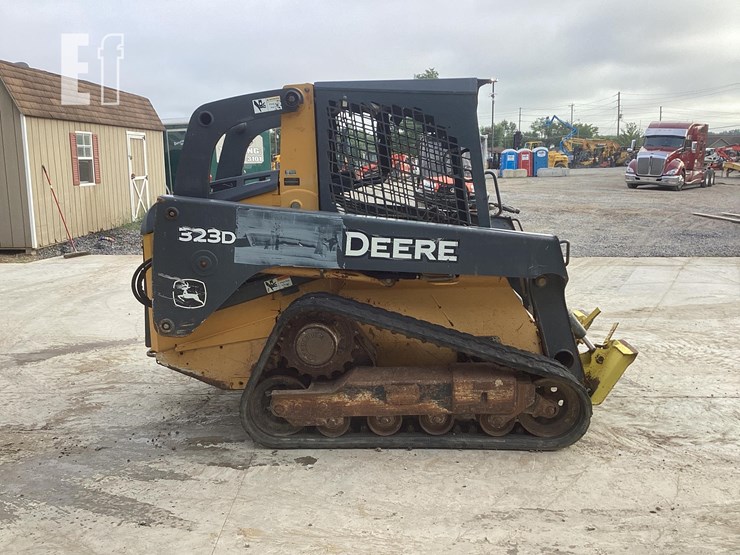 2010-deere-323d-image-5