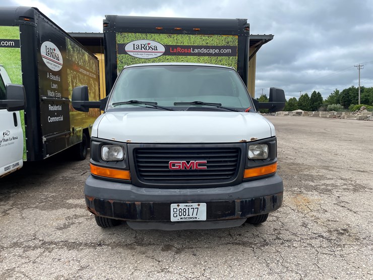 #9857-•-2010-gmc-box-truck-(has-wi-title)-image-2