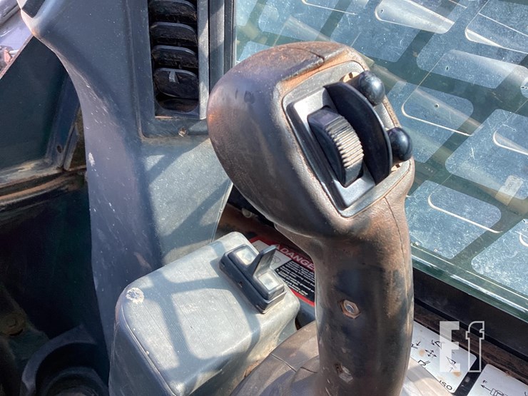 2015-deere-323e-image-19
