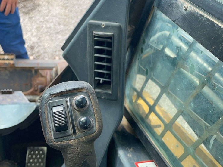 2012-john-deere-329d-image-24