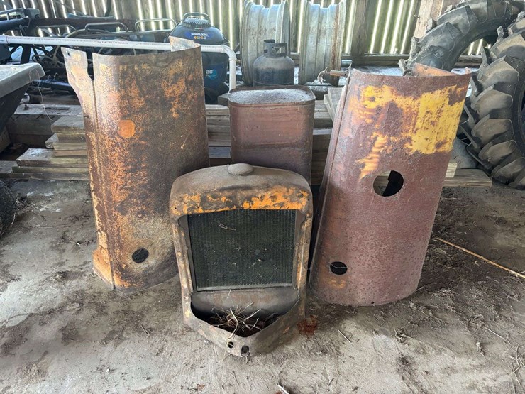 minneapolis-moline-sheet-metal-and-fuel-tank-image-1