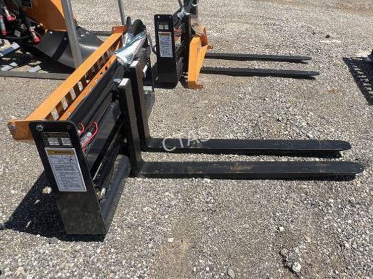 #30-•-wolverine-hydraulic-adjustable-skid-steer-forks-image-4