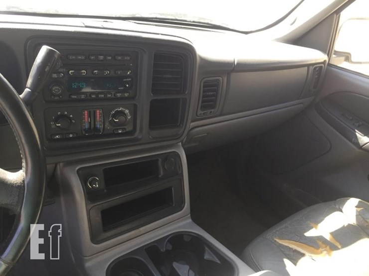 2003-chevrolet-suburban-image-7