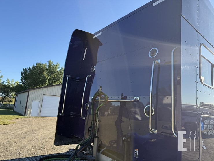 2021-peterbilt-389-image-44