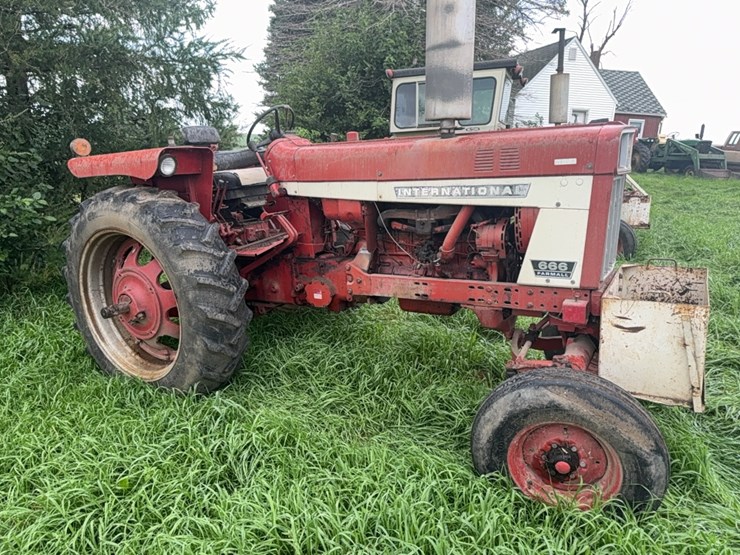 international-666-farmall-wide-front-tractor-w/-rockbox,-5,300-hrs-on-tach,-15.5-38-rears-image-10