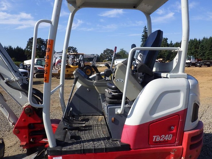 takeuchi-tb240-image-24