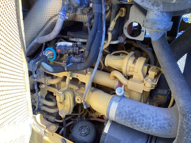 2020-caterpillar-d3-lgp-image-13