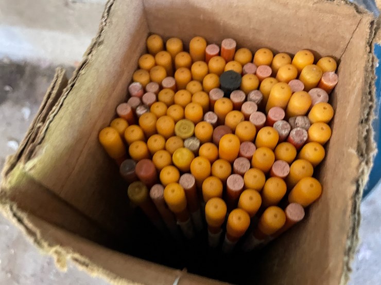 #8402-•-barrel-of-driveway-markers-image-2