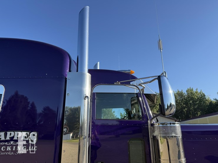 2021-peterbilt-389-image-40