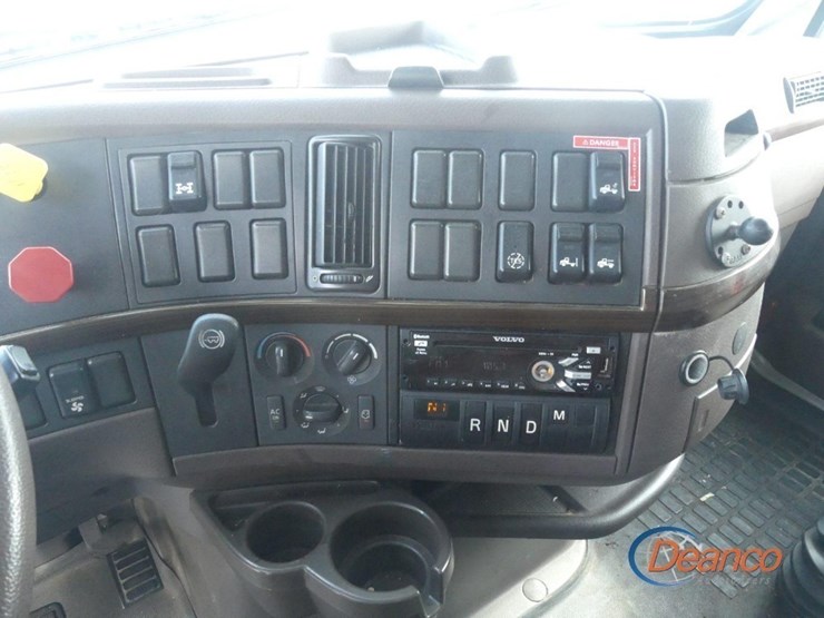 2016-volvo-vnl-truck-tractor,-s/n-4v4nc9eh5gn936388:-t/a,-sleeper,-volvo-d13-425hp-eng.,-ishift-auto,-12.5k-front,-38k-rears,-295/75r22.5-tires,-979k-mi.-image-18