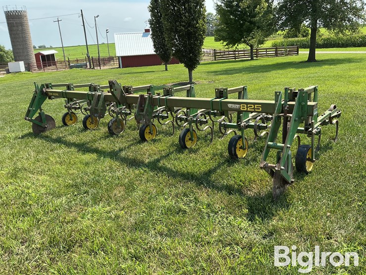 john-deere-825-image-1