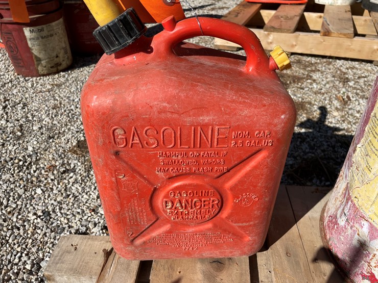 #1680-•-(2)-poly-gas-tanks-image-3