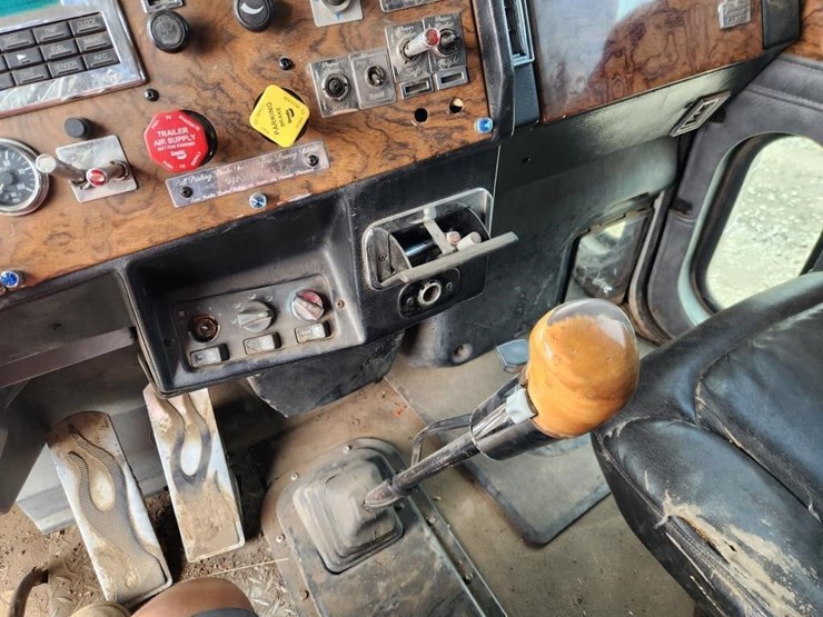 1999-peterbilt-379-image-42