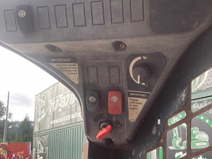 2010-deere-323d-image-17