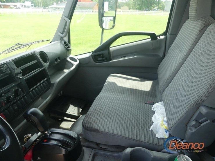 2019-hino-195-image-12