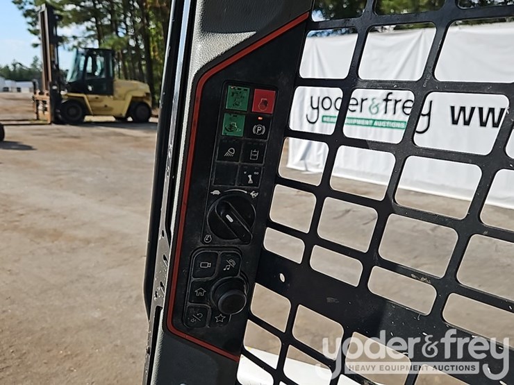 2021-bobcat-t64-image-31