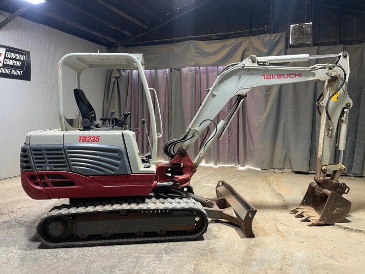 takeuchi-tb235-image-7