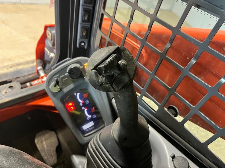 2023-kubota-ssv75-image-32
