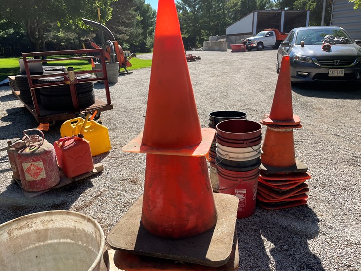 #1682-•-(8)-plastic-pails-and-cunes-image-4