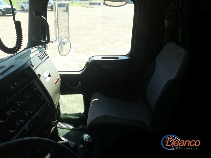 2012-kenworth-t800-image-16