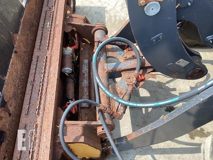 2021-deere-304l-image-9