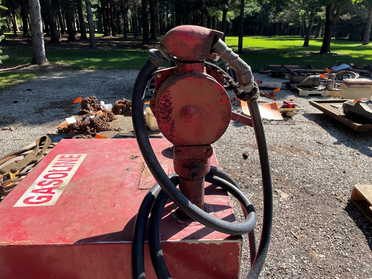 #1672-•-gas-fuel-tank-with-hand-crank-pump-image-3