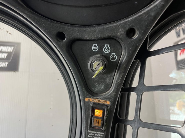 2020-bobcat-t740-image-28
