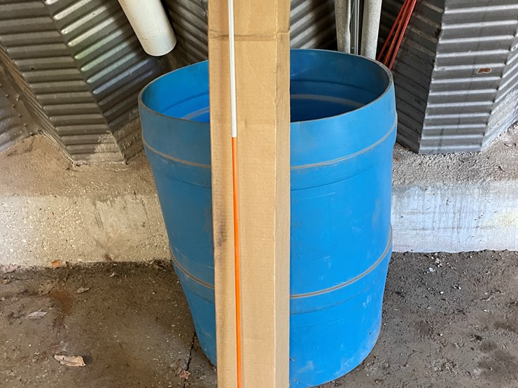#8402-•-barrel-of-driveway-markers-image-4