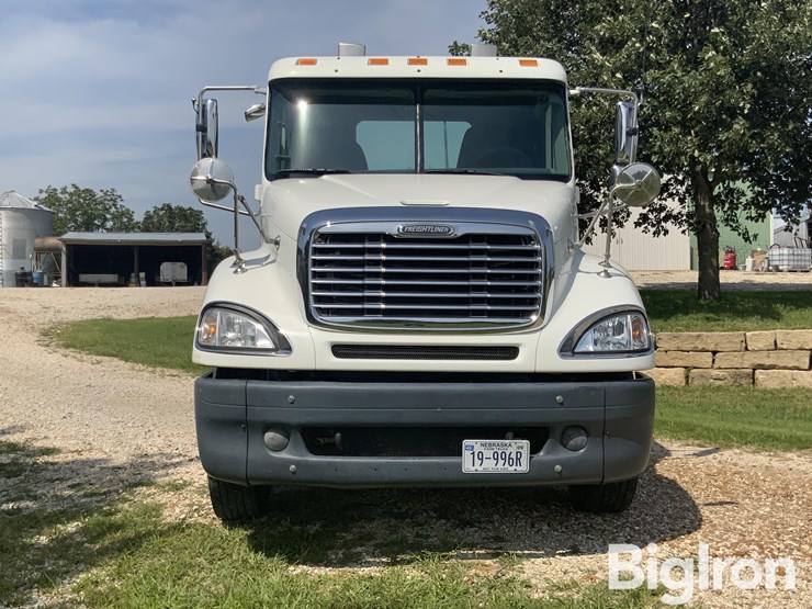 2005-freightliner-columbia-120-image-2