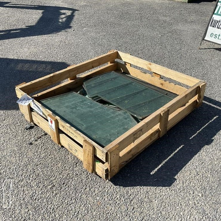 PALLET OF BOBCAT G SERIES SIDE GLASS